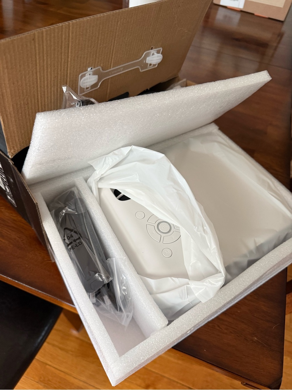Portable LED Projector - Picture 2 of 8